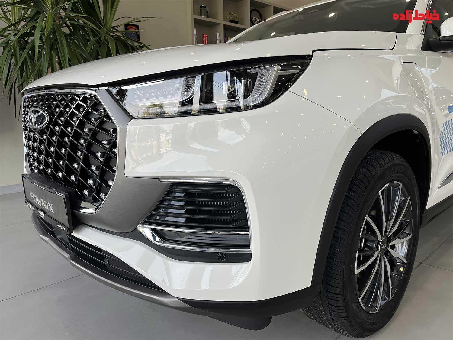 تیگو 8 پرو e+ از بغل جلو 2