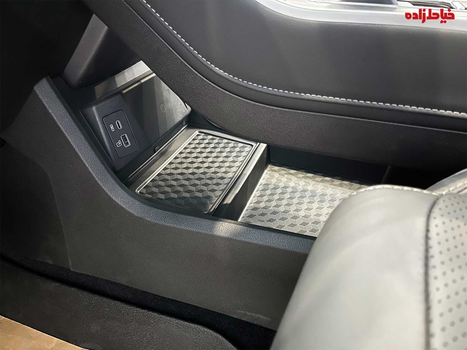 زیر داشبورد-از نزدیک