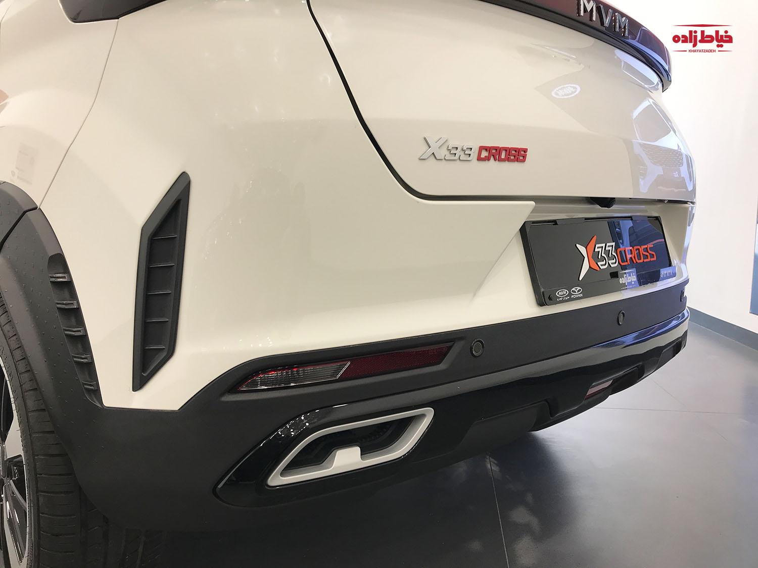 ایکس 33 کراس از نمای پشت بغل