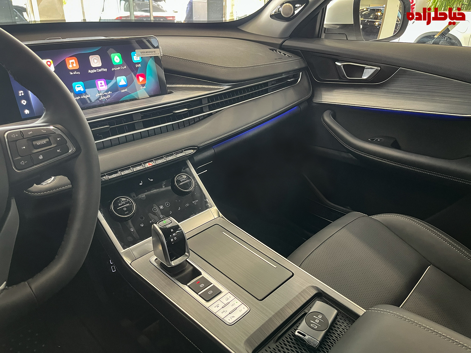 داخل ماشین از نمای نزدیکتر