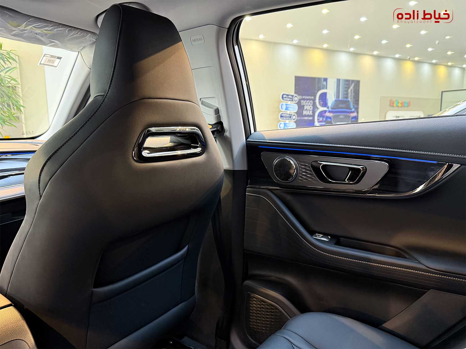 صندلی های ردیف عقب و نورپردازی