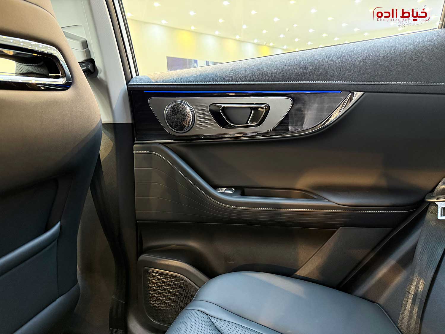 صندلی های ردیف عقب و نورپردازی